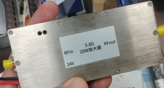 2.4GHz ड्रोन सिग्नल एम्पलीफायर 20W रेंज एक्सटेंडर हाई ट्रांसमिशन गेन